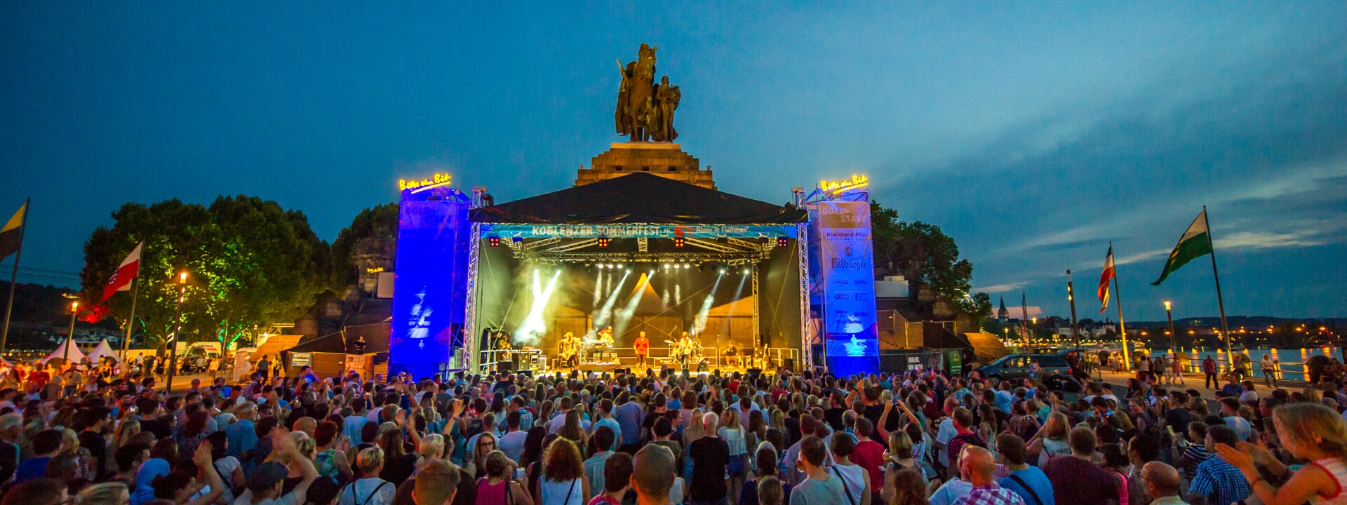 Bühne am Deutschen Eck während des Koblenzer Sommerfestes zu "Rhein in Flammen" © Koblenz-Touristik GmbH, Artur Lik
