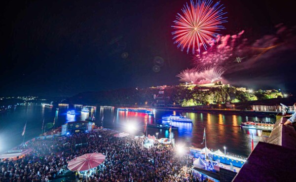 Koblenzer Sommerfest mit Rhein in Flammen 2024, Feuerwerk mit Schiffskonvoi © Koblenz-Touristik GmbH, Janko-Media