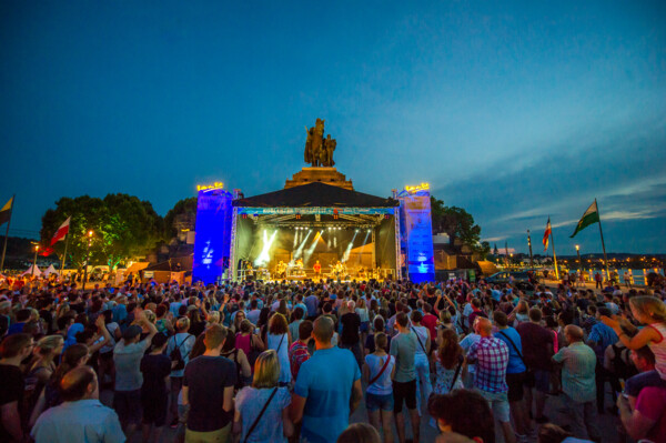 Bühne am Deutschen Eck während des Koblenzer Sommerfestes zu "Rhein in Flammen" © Koblenz-Touristik GmbH, Artur Lik