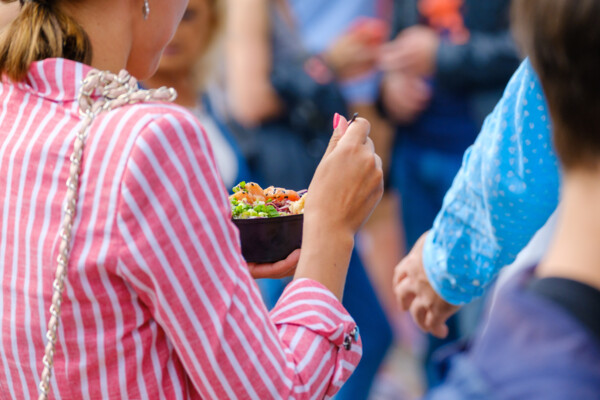 Frau mit Food-Bowl in der Hand © Adobe Stock // Anton Gvozdikov Frau mit Food-Bowl in der Hand © Adobe Stock // Anton Gvozdikov