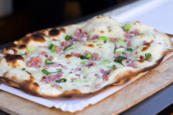 Flammkuchen Elsässer Art © Koblenz Stadtmarketing, Lisa Becker Foto eines Flammkuchens © Koblenz Stadtmarketing, Lisa Becker