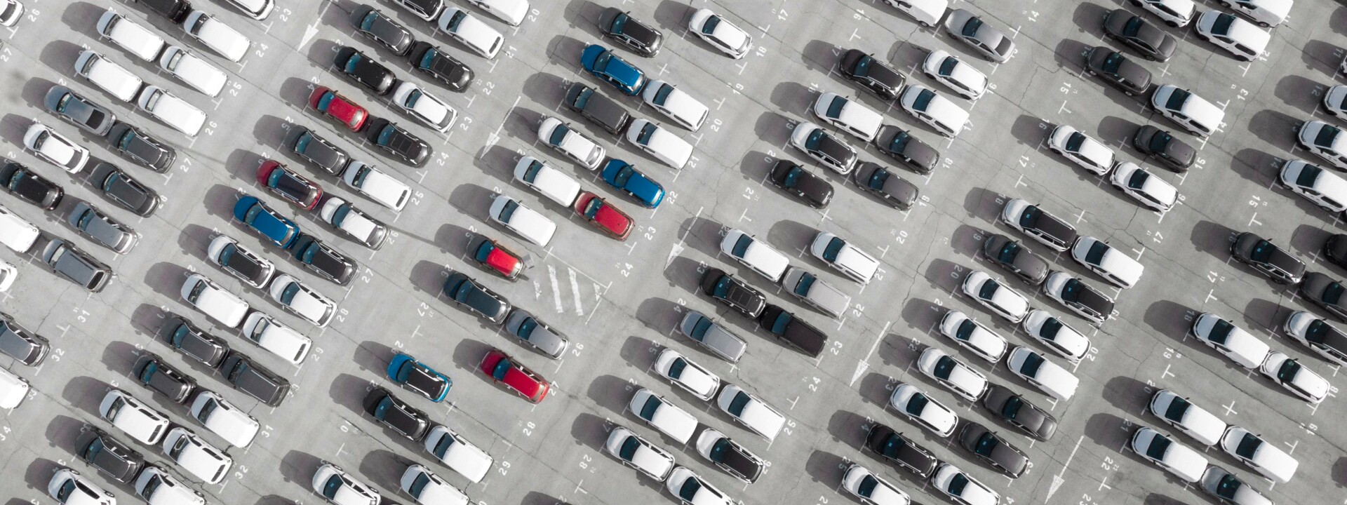 Parkende Autos auf einem großen Parkplatz © Image by https://www.freepik.com/free-photo/transport-concept-parked-vehicles_13951921.htm#query=auto%20parken&position=2&from_view=search&track=ais