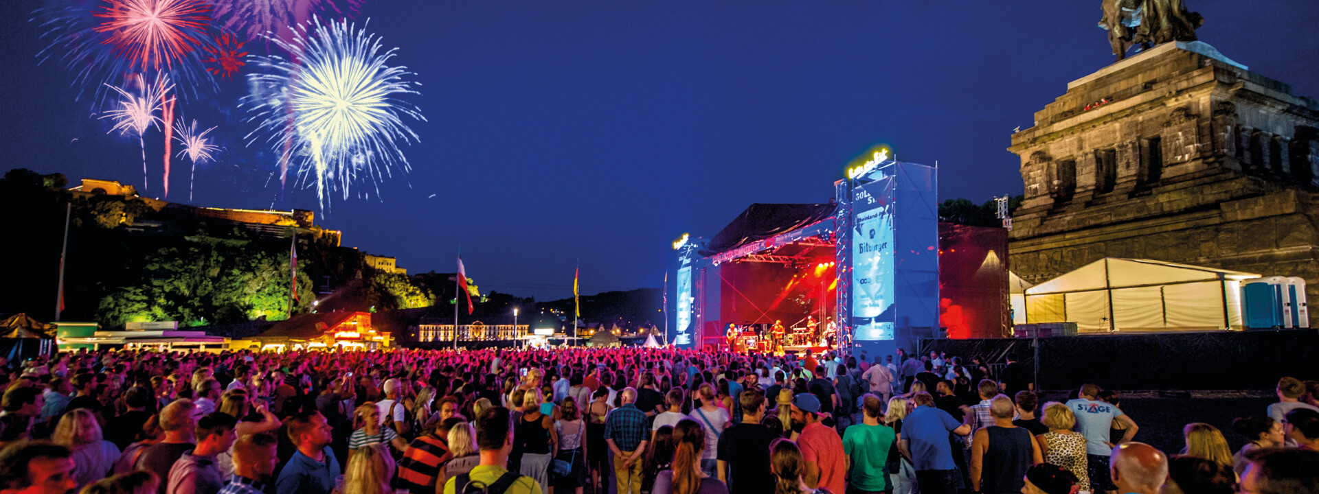 Konzert am Deutschen Eck während Sommerfest zu Rhein in Flammen mit Feuerwerken im Hintergrund © Koblenz-Touristik GmbH, Artur Lik