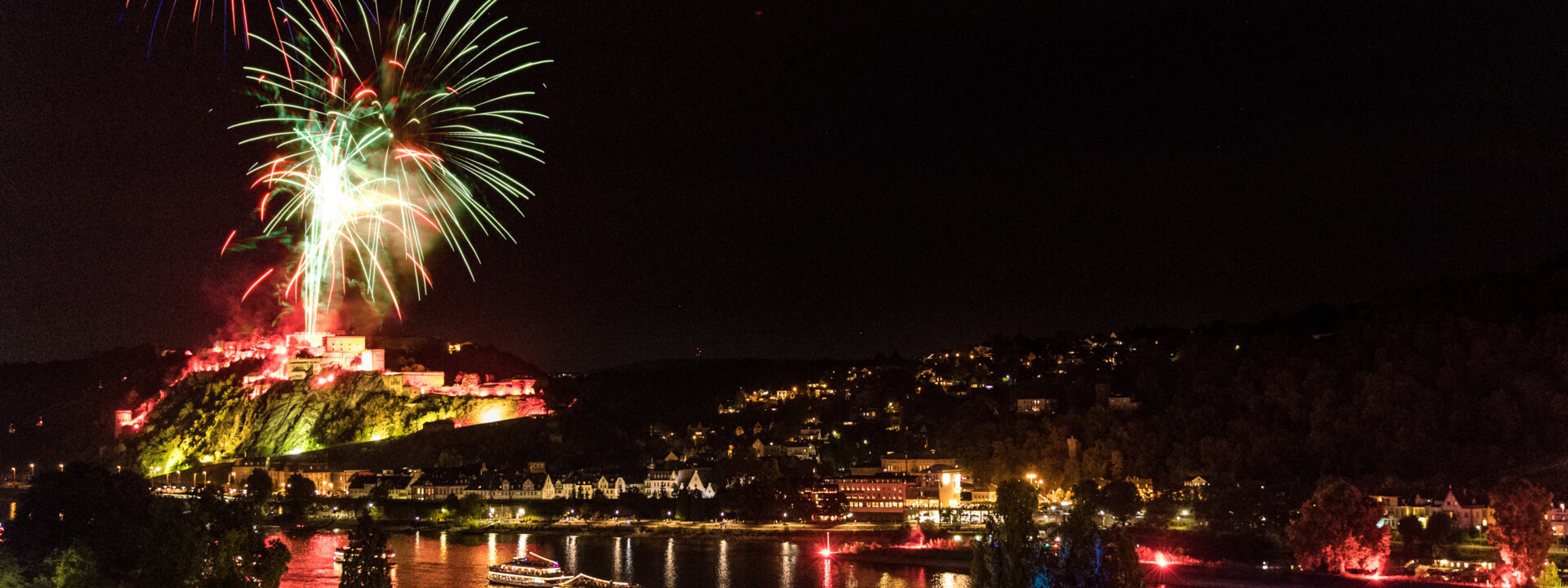 Schiffskonvoi mit Feuerwerk vor der Festung Ehrenbreitsten  © Koblenz-Touristik GmbH, Dominik Ketz 
