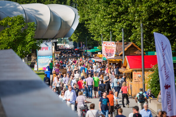 Koblenz zomerfestival, eet- en drankkraampjes bij de kabelbaan © Koblenz-Touristik, Henry Tornow Koblenz zomerfestival, eet- en drankkraampjes bij de kabelbaan © Koblenz-Touristik, Henry Tornow