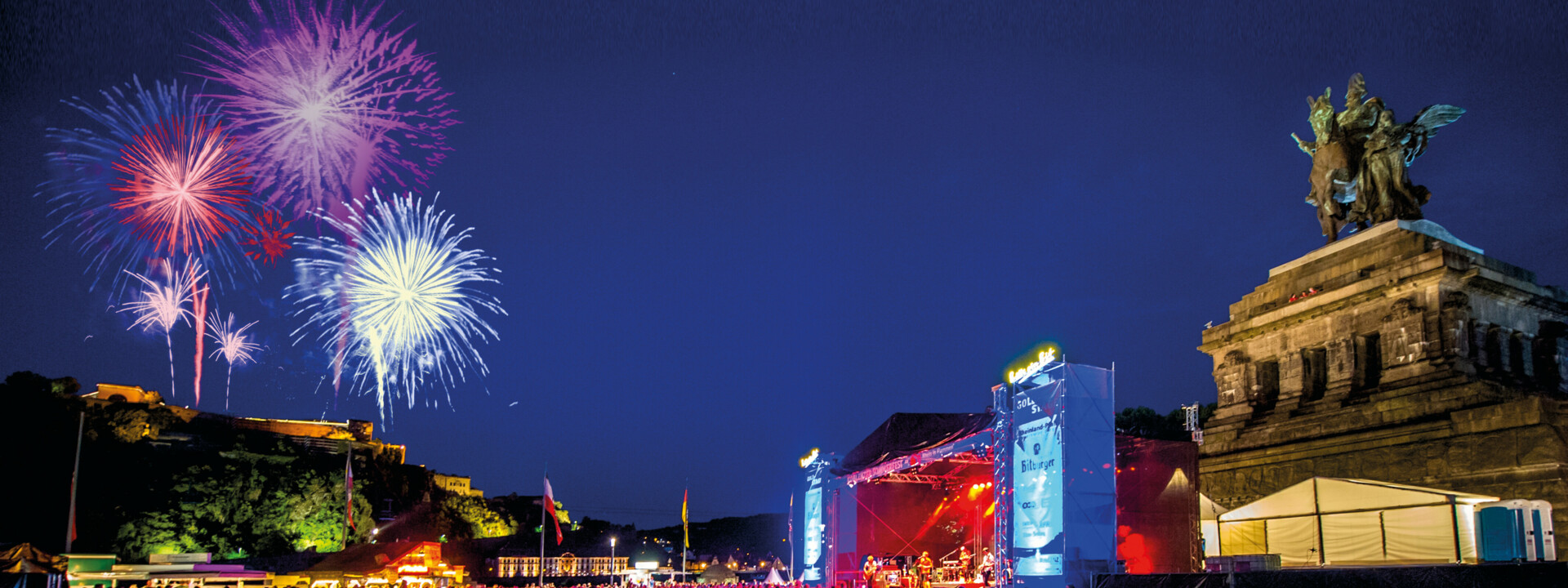 Konzert am Deutschen Eck während Sommerfest zu Rhein in Flammen mit Feuerwerken im Hintergrund © Koblenz-Touristik GmbH, Artur Lik